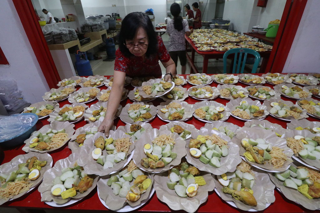 Sebanyak seribu porsi lontong lengkap dengan lauk pauknya disajikan untuk dimakan bersama saat merayakan Cap Go Meh di Kelenteng Tjoe Hwie Kiong di Kota Kediri, Jawa Timur. ANTARA FOTO/Prasetia Fauzani