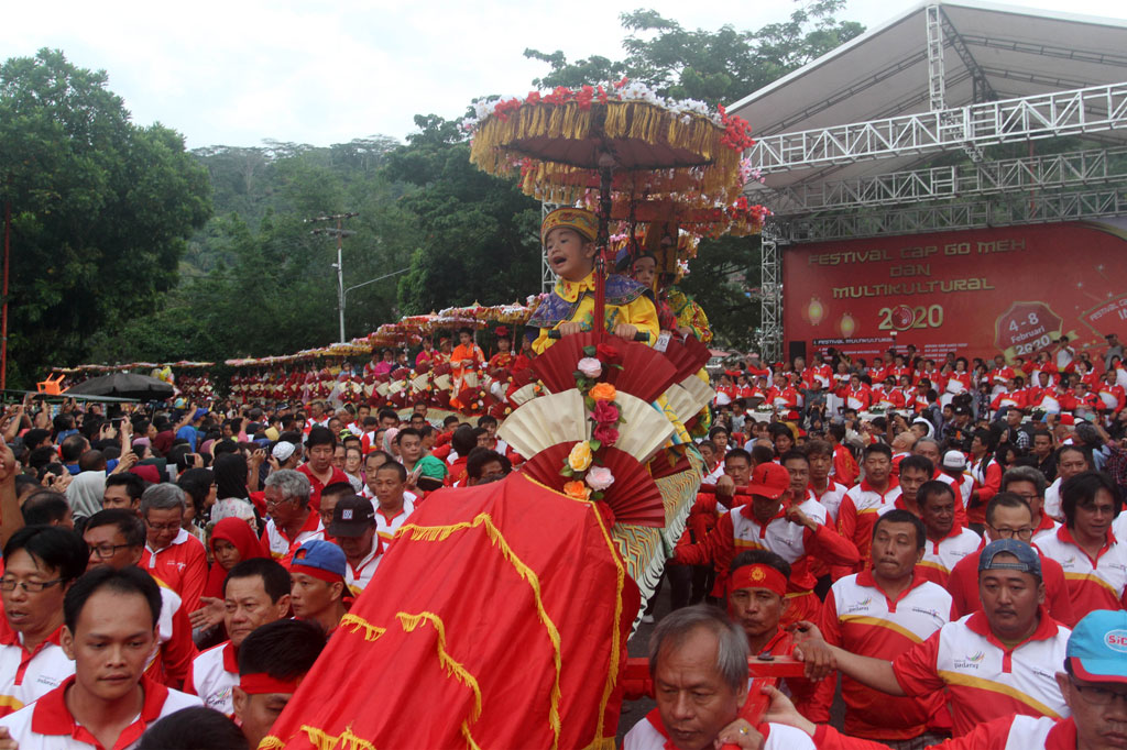 Festival Cap Go Meh dan multikultural di Padang, Sumatera Barat menampilkan kolaborasi antara kesenian Tinghoa dengan kesenian Minangkabau, dan juga budaya etnis yang ada Indonesia. ANTARA FOTO/Muhammad Arif Pribadi