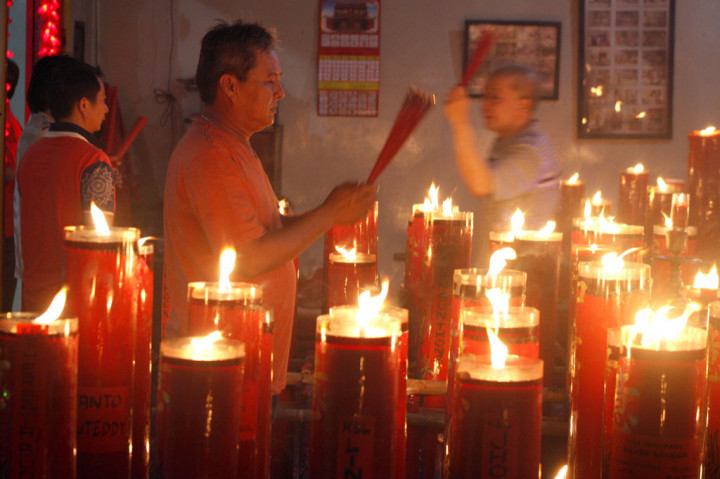 Perayaan Cap Go Meh di Wihara Amurwa Bhumi, Cibinong, Jawa Barat ditutup dengan sembahyang oleh warga keturunan Tionghoa untuk memohon berkah dan keberuntungan. ANTARA FOTO/Yulius Satria Wijaya