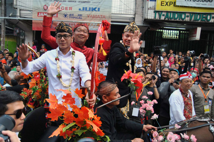 Menteri Pariwisata dan Ekonomi Kreatif Wishnutama (kiri) bersama Gubernur Jawa Barat Ridwan Kamil (tengah) dan Wali Kota Bogor Bima Arya menaiki delman saat pawai budaya Bogor Street Festival Cap Go Meh 2020 di Jalan Suryakencana, Kota Bogor, Jawa Barat. ANTARA FOTO/Arif Firmansyah