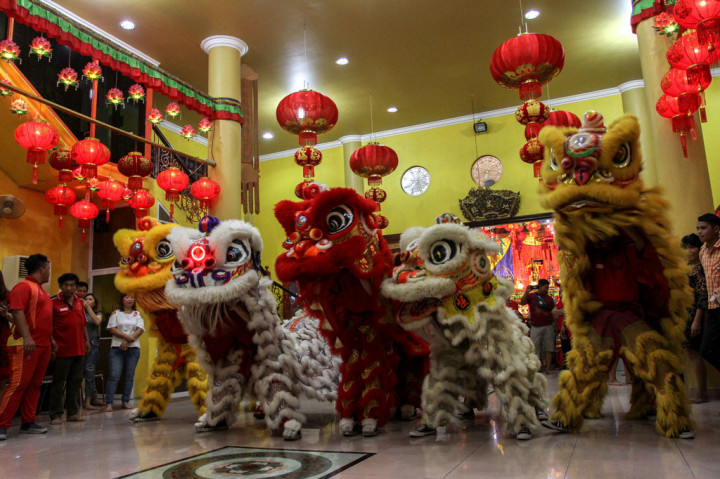 Warga keturunan Tionghoa melihat atraksi barongsai pada malam perayaan Cap Go Meh 2571 di Kampung Tionghoa Melayu Pekanbaru, Riau. ANTARA FOTO/Rony Muharrman