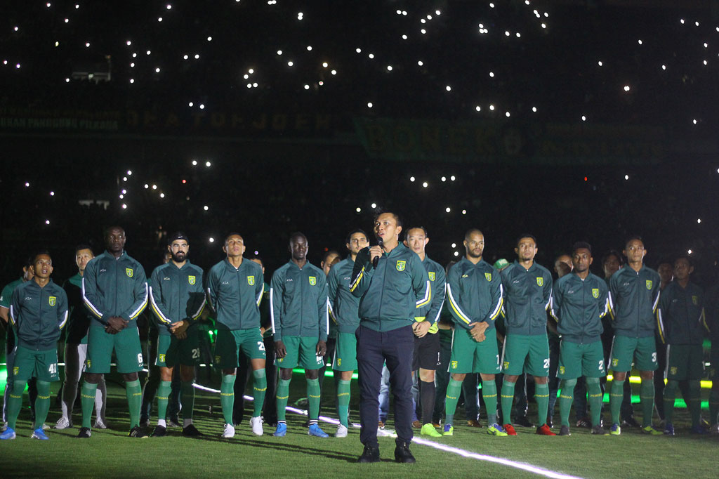 Presiden Persebaya Azrul Ananda (tengah) menyampaikan sambutan saat peluncuran tim Persebaya untuk Liga 1 musim 2020 di Stadion Gelora Bung Tomo, Surabaya, Jawa Timur, Sabtu, 8 Februari 2020.