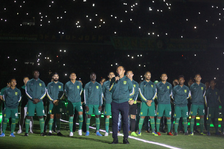 Presiden Persebaya Azrul Ananda (tengah) menyampaikan sambutan saat peluncuran tim Persebaya untuk Liga 1 musim 2020 di Stadion Gelora Bung Tomo, Surabaya, Jawa Timur, Sabtu, 8 Februari 2020.