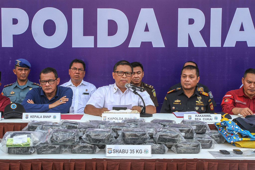 Kapolda Riau Irjen Pol Agung Setya Imam Effendi (tengah) menjelaskan kronologis penangkapan Speed Boat yang dijadikan transportasi pembawa sabu ketika pengungkapan kasus narkoba jaringan Malaysia di halaman Mapolda Riau, di Pekanbaru, Riau.