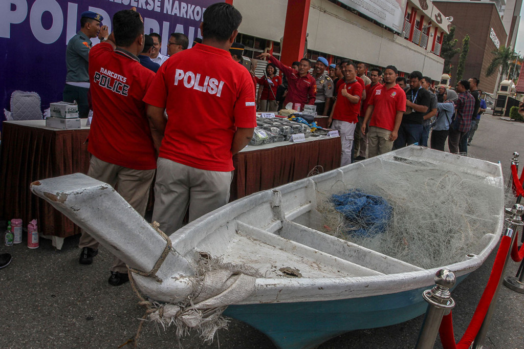 Petugas berhasil mengamankan empat orang tersangka dengan barang bukti 36 botol cairan vape beserta sabu sebanyak 35 kg yang disimpan di dalam bodi Speed Boat yang sudah dimodifikasi dikawasan pelabuhan rakyat Kecamatan Sungai Sembilan, Kota Dumai yang dibawa tersangka dari Malaysia.