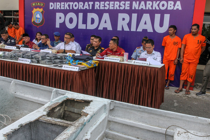 Kapolda Riau, Irjen Pol Agung Iman Setya Effendi menjelaskan, pengungkapan ini berawal dari informasi masyarakat di sekitar pelabuhan rakyat, Sungai Sembilan, Kota Dumai.