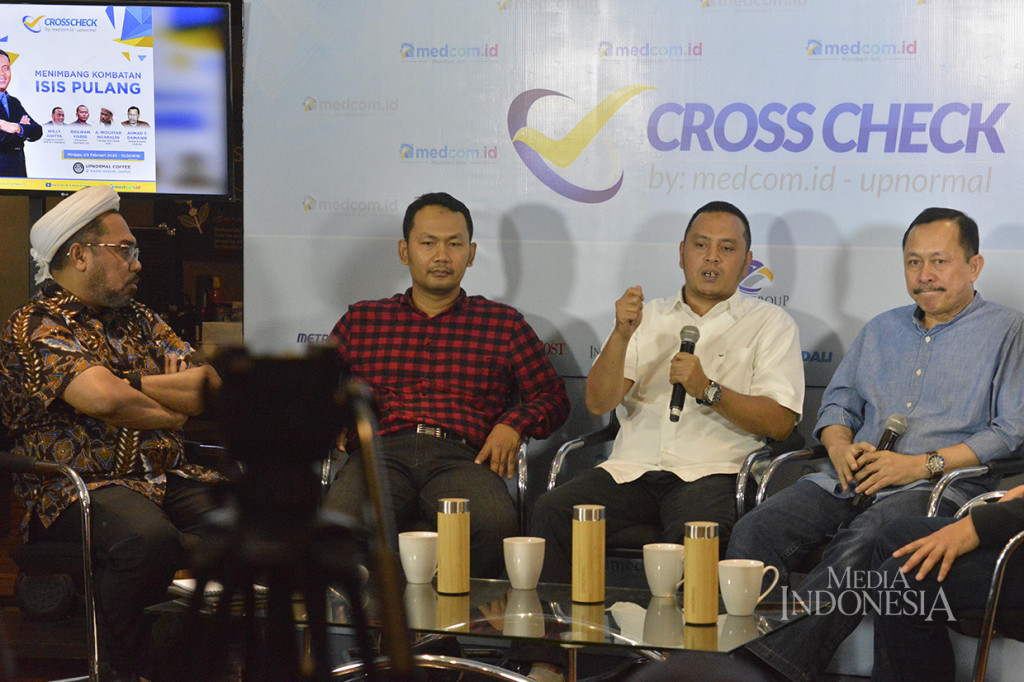 Anggota DPR-RI Fraksi NasDem Willy Aditya (kedua dari kanan) bersama dengan Tenaga Ahli Utama KSP Ali Mochtar Ngabalin, (kiri), Ketua Komnas HAM Ahmad T Damanik (kanan) dan Pengamat Terorisme UI Ridlwan Habib (kedua dari kiri) menjadi pembicara dalam diskusi Cros Check di Jakarta.