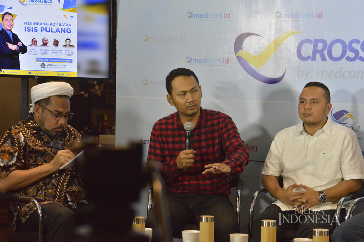 Pemerintah diminta berhati-hati menyikapi status kewarganegaraan warga negara Indonesia (WNI) eks kombatan ISIS. Mencabut status kewarganegaraan seseorang harus mengacu pada aturan perundang-undangan.