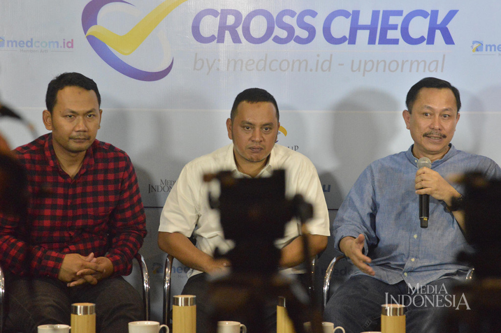 Ketua Komisi Nasional Hak Asasi Manusia (Komnas HAM), Ahmad Taufan Damanik mengatakan Undang-Undang Nomor 12 Tahun 2006 tentang Kewarganegaraan sudah mengatur jelas soal status warga negara. Setiap orang bisa dicabut status kewarganegaannya bila menjadi warga negara lain, menerima paspor dari negara lain, dan bersumpah setia pada negara lain.