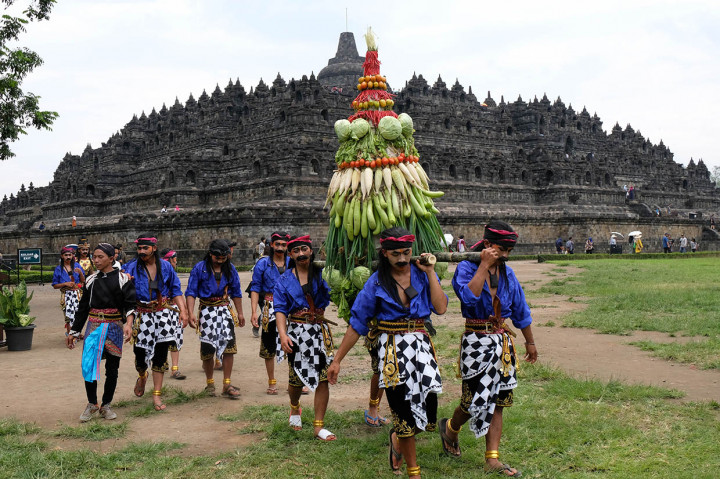 Sejumlah seniman mengusung gunungan Palawija saat kirab Ruwat Rawat Borobudur di kompleks Taman Wisata Candi (TWC) Borobudur, Magelang, Jawa Tengah.