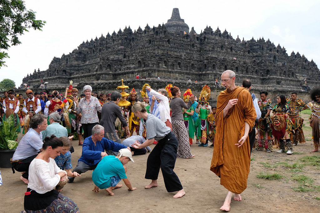 Sejumlah wisatawan asing pemerhati seni budaya melakukan olah gerak tubuh saat Ruwat Rawat Borobudur di kompleks Taman Wisata Candi (TWC) Borobudur, Magelang, Jawa Tengah.