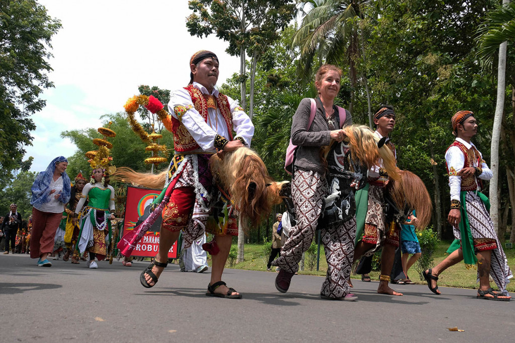 Sejumlah seniman bersama wisatawan asing pemerhati seni budaya mengikuti kirab Ruwat Rawat Borobudur di kompleks Taman Wisata Candi (TWC) Borobudur, Magelang, Jawa Tengah.