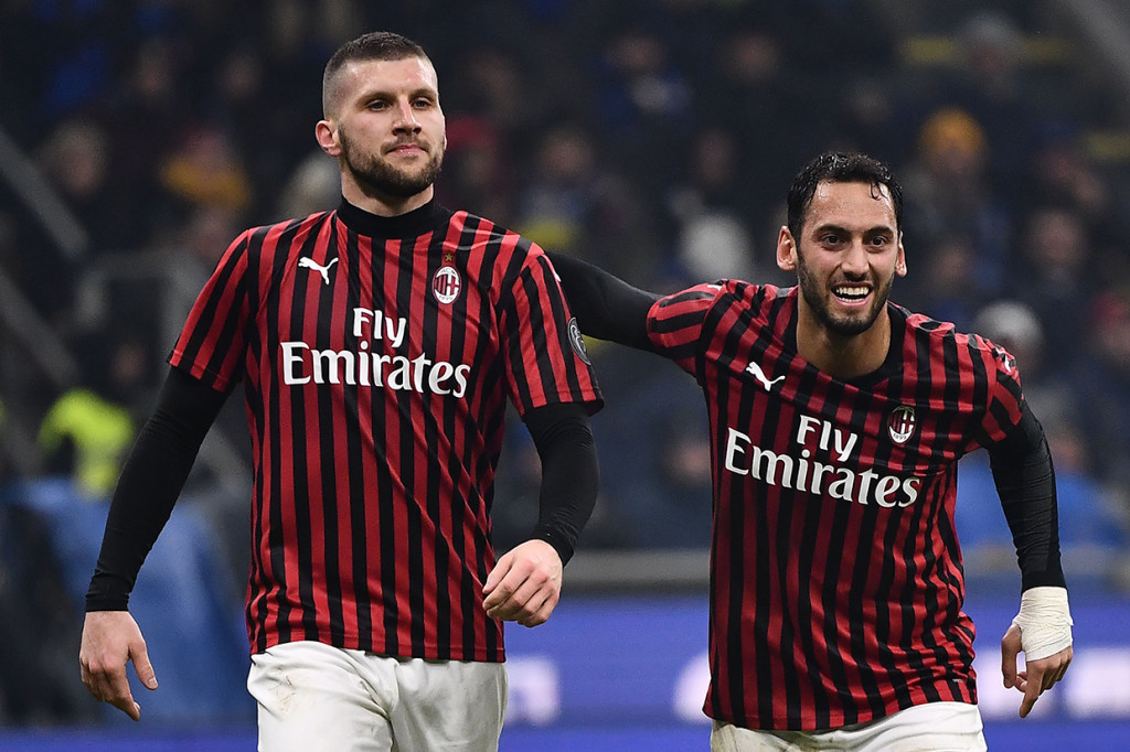 Ante Rebic mencetak gol pembuka bagi Milan pada menit ke-40 memanfaatkan assist sundulan Ibrahimovic. 