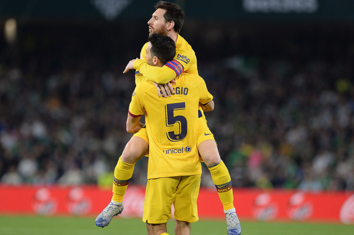 Barcelona mampu mengubah skor jadi 2-2 di injury time babak pertama lewat gol Sergio Busquets.