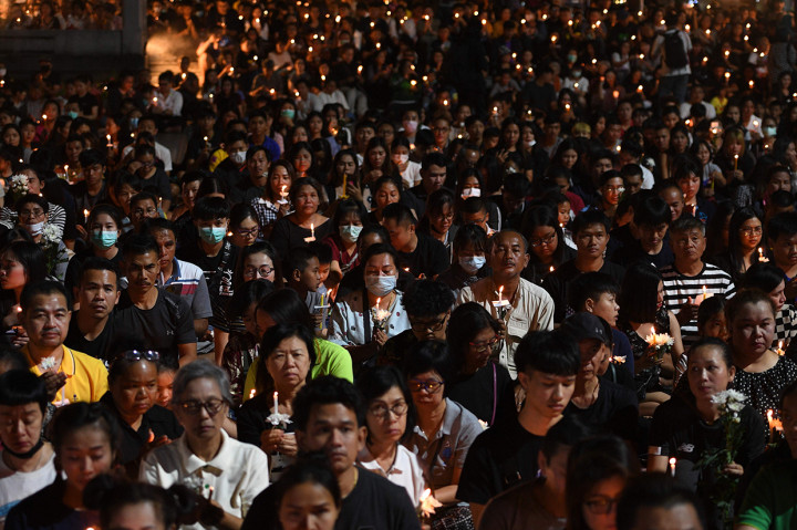 Pasca penembakan ini, masyarakat pun berkumpul dan berdoa di kota Nakhon Ratchasima. 