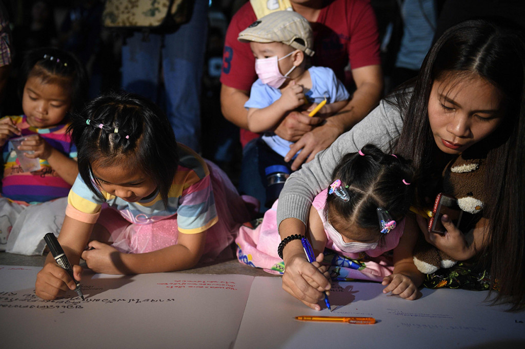 Mereka yang hadir juga menuliskan pesan untuk para korban tewas tersebut.