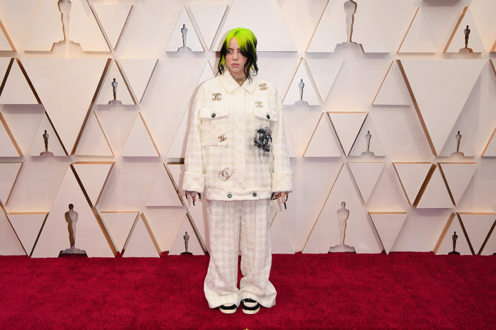 Billie Eilish memakai busana oversized. Ia tampil dengan busana terbaik berupa setelan busana dari brand Chanel. AFP Photo/Robyn Beck