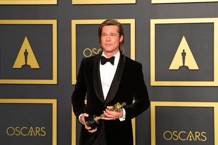 Aktor Brad Pitt menyabet penghargaan Academy Awards sebagai Best Supporting Actor di film Once Upon a Time in Hollywood. AFP Photo/Freferic J. Brown