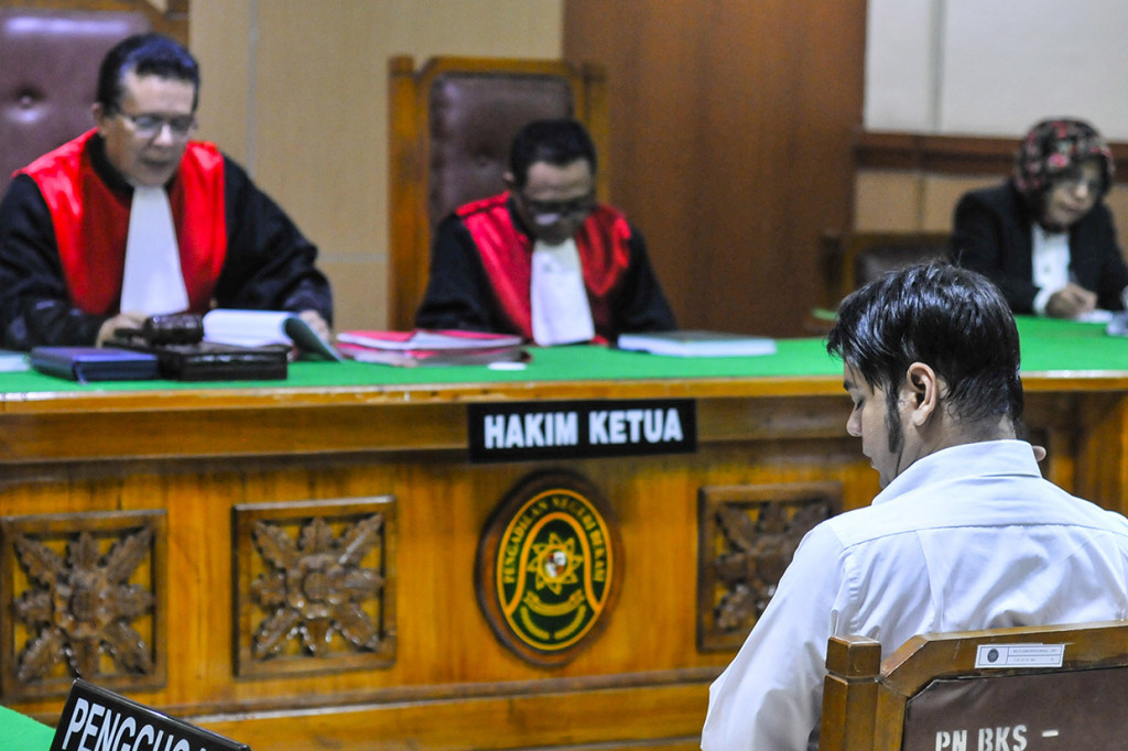 Terdakwa artis Rio Reifan (kanan) mengikuti sidang putusan di Pengadilan Negeri, Bekasi, Jawa Barat. 