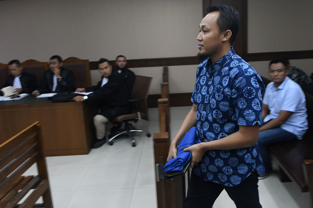 Mujib Mustofa selaku Direktur Utama PT Navy Arsa Sejahtera (PT NAS) memberikan uang suap sebesar USD 30 ribu ke Risyanto Suanda. Uang tersebut bertujuan terkait penunjukan Mujib untuk memanfaatkan persetujuan impor hasil perikanan berupa frozen pacific mackarel atau scomber japonicus milik Perum Perikanan Indonesia.

