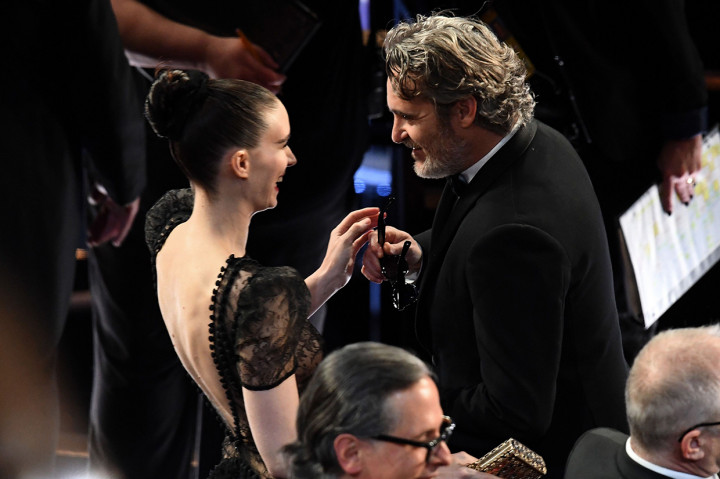 Aktor Joaquin Phoenix yang memerankan karakter Arthur Fleck dalam film Joker, meraih penghargaan Oscar 2020 untuk kategori aktor terbaik. AFP Photo/Kevin Winter