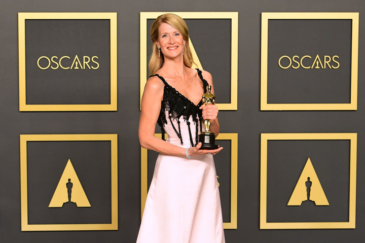Aktris Pendukung Terbaik diraih oleh Laura Dern (Marriage Story). AFP Photo/Freferic J. Brown
