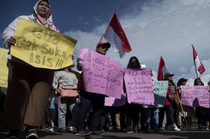 Peserta aksi yang tergabung dalam Barisan Relawan Bhinneka Jaya (Bara baja) berunjuk rasa dengan membawa poster di depan Istana Merdeka Jakarta.