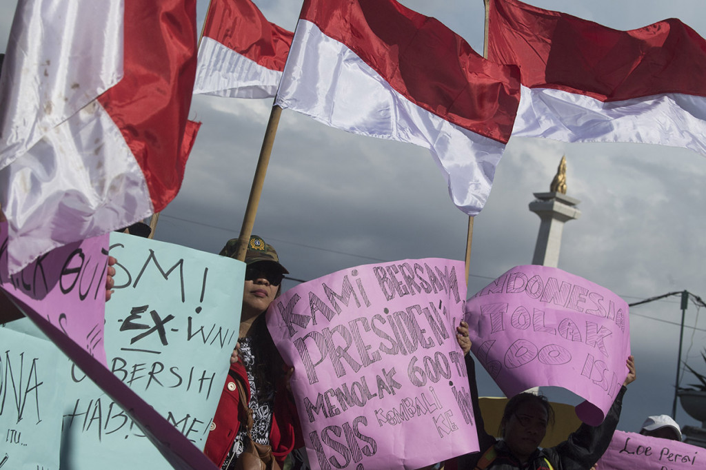 Peserta membawa poster saat berunjuk rasa di depan Istana Merdeka Jakarta.