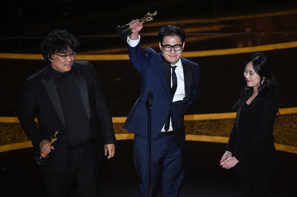 Sebelumnya film besutan Bong Joon-Ho itu membawa pulang piala Academy Award Ke-92 lewat kategori Best Original Screenplay, International Feature Film (Foreign Language Film), serta Best Director. AFP Photo/Mark Ralston