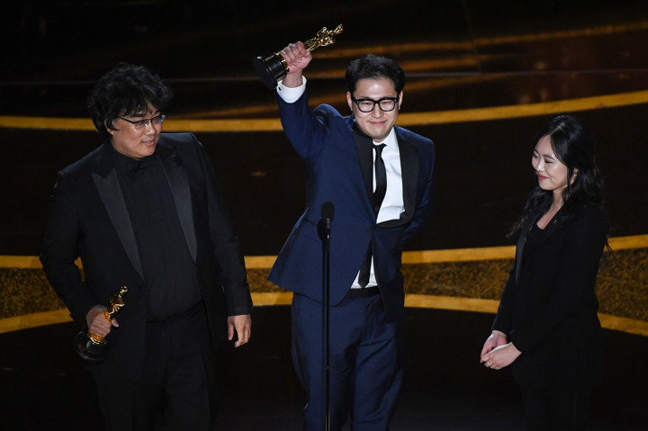 Sebelumnya film besutan Bong Joon-Ho itu membawa pulang piala Academy Award Ke-92 lewat kategori Best Original Screenplay, International Feature Film (Foreign Language Film), serta Best Director. AFP Photo/Mark Ralston