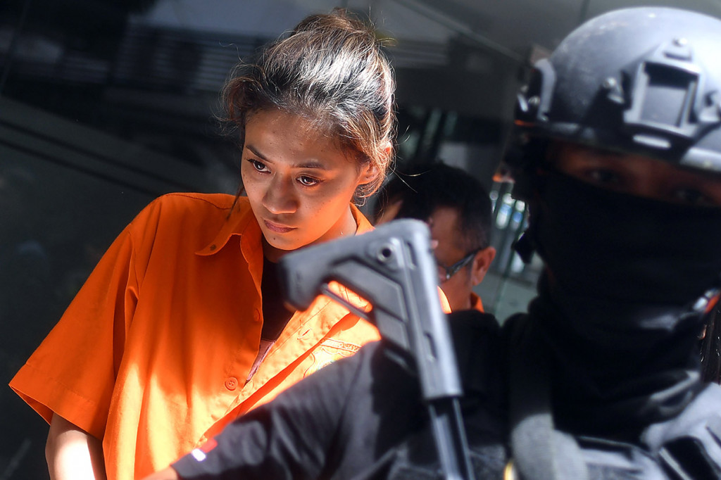 Tersangka aktris Nanie Darham (kiri) dihadirkan dalam rilis kasus narkotika di Dit Resnarkoba Polda Metro Jaya, Jakarta, Senin, 10 Februari 2020.