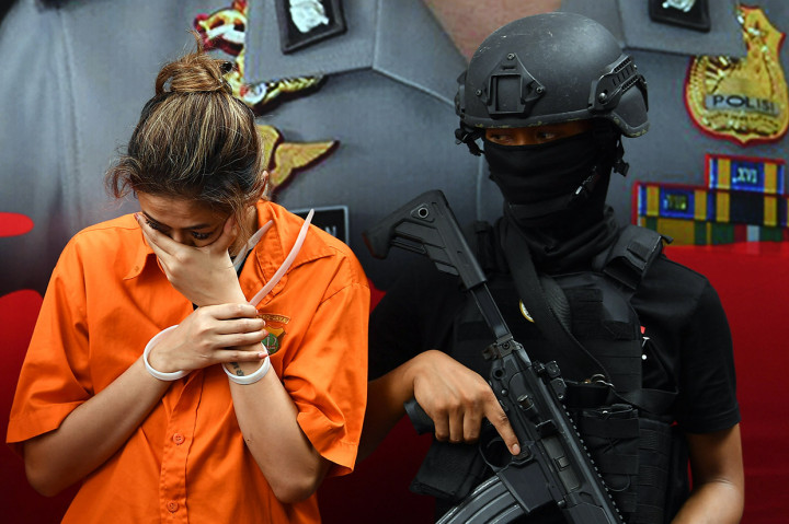 Bintang film Air Terjun Pengantin tersebut ditangkap oleh Polda Metro Jaya karena diduga terlibat penyalahgunaan narkoba yakni sebagai pengedar kokain yang barangnya didatangkan dari bandar besar luar negeri.