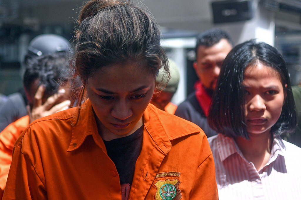 Selain Nanie Darham, polisi juga telah menetapkan dua orang lainnya sebagai tersangka dengan inisial JA dan Wed. Akibat perbuatannya, ketiganya terancam hukuman 20 tahun penjara seperti yang diatur dalam Pasal 114 ayat 2 subsider Pasal 112 ayat 2 junto Pasal 132 ayat 1 UU 35/2009 tentang Narkotika.