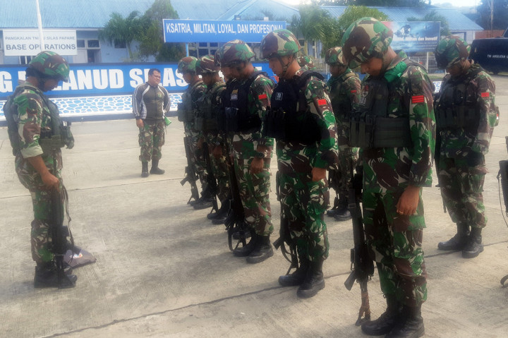 Anggota TNI AD saat akan diberangkatkan dari Lanud Silas Papare, Sentani, Kabupaten Jayapura, Papua, 11 Februari 2020, untuk melakukan evakuasi korban jatuhnya helikopter MI-17 di Kabupaten Pegunungan Bintang.