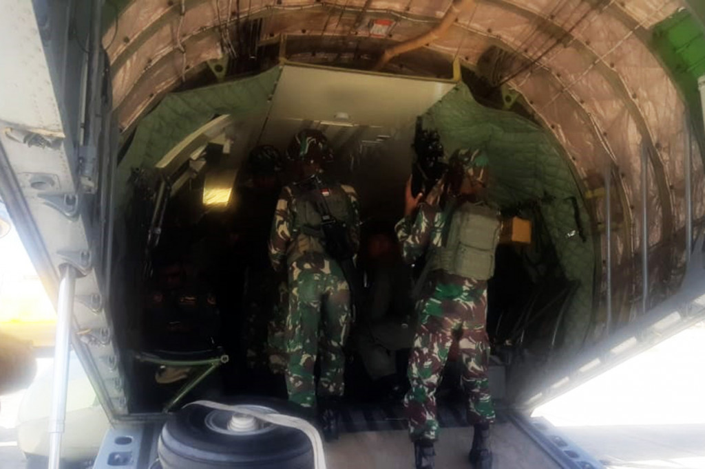 Waka Pendam XVII Cenderawasih Letkol Inf Dax Sianturi mengatakan, belum dapat dipastikan kapan evakuasi dilaksanakan mengingat lokasinya yang berada di tebing dengan kemiringan hampir 90 derajat.