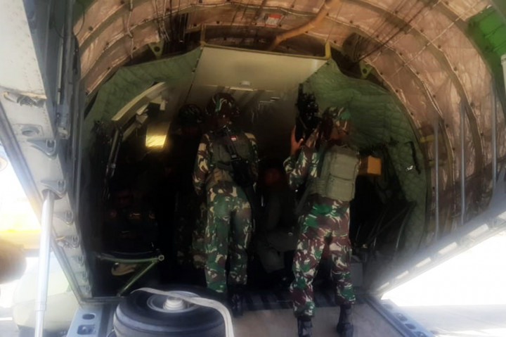 Waka Pendam XVII Cenderawasih Letkol Inf Dax Sianturi mengatakan, belum dapat dipastikan kapan evakuasi dilaksanakan mengingat lokasinya yang berada di tebing dengan kemiringan hampir 90 derajat.