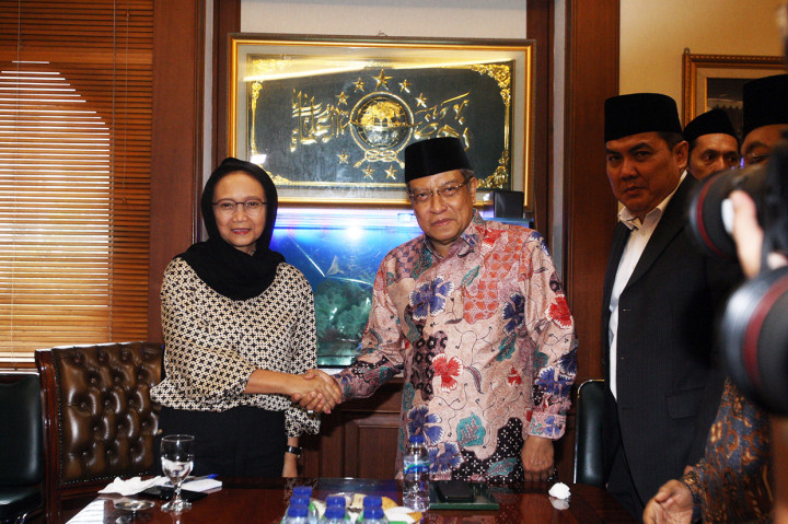 Ketua Umum PBNU Said Aqil Siradj (batik) dan Sekjend PBNU Helmy faishal Zaini (jas hitam), menyambut kunjungan silaturahmi Menteri Luar Negeri RI (Menlu) Retno LP Marsudi di kantor Pengurus Besar Nahdlatul Ulama (PBNU), Jakarta, Selasa, 11 Februari 2020.