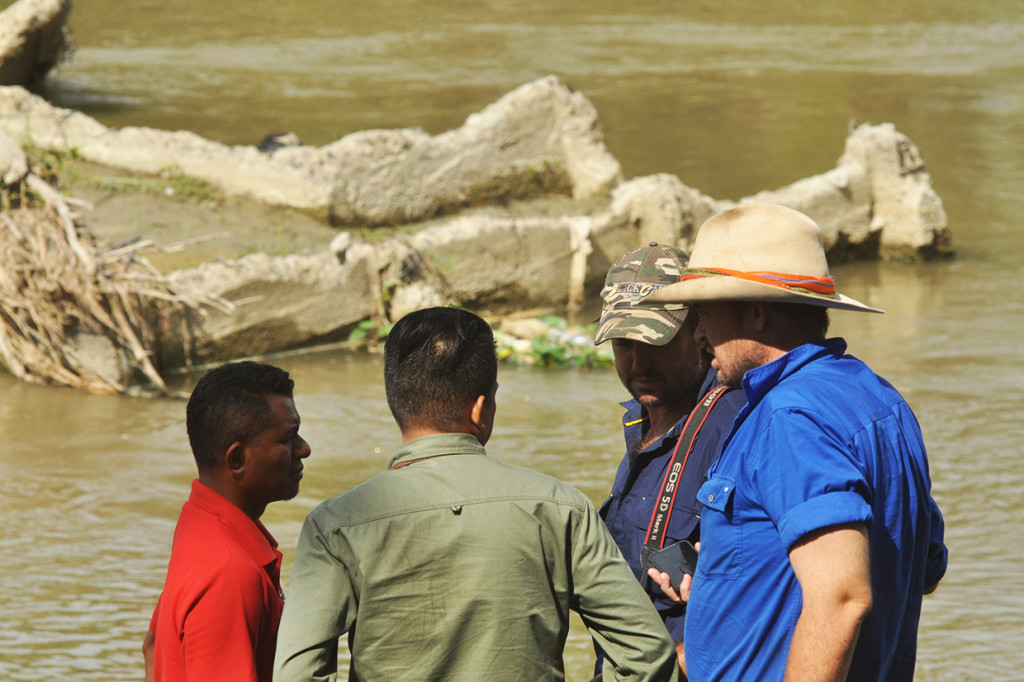 Dua ahli penanganan satwa liar asal Australia tersebut hadir di Kota Palu untuk membantu operasi penyelamatan buaya terjerat ban yang dilaksanakan oleh Satgas dari Balai Konservasi Sumber Daya Alam (BKSDA) Sulawesi Tengah, yang hingga kini belum membuahkan hasil. 