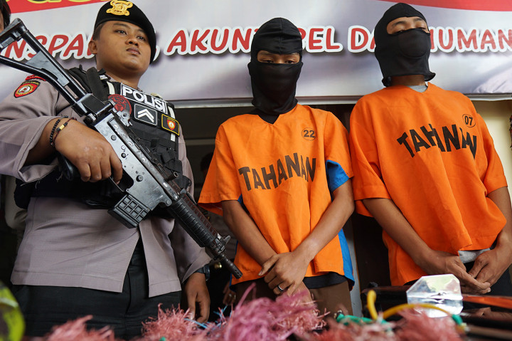 Petugas kepolisian menunjukkan dua tersangka dan barang bukti kasus penyerangan dengan menggunakan panah rakitan di Mapolres Gorontalo Kota, Kota Gorontalo, Gorontalo, Selasa, 11 Februari 2020.