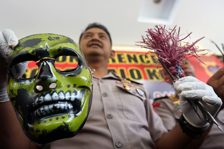 Polisi menangkap dua tersangka berinisial SA, 19, dan, IH, 17, pelaku penyerangan menggunakan panah wayer (rakitan) yang menyebabkan korbannya harus menjalani perawatan karena anak panah menembus leher.