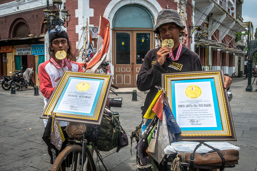 Pesepeda tuna daksa Nanang Setiawan (kiri) dan pesepeda tuna rungu Erwin Aditya Eka Nur Hakiki menunjukkan piagam penghargaan dari Lembaga Prestasi Indonesia-Dunia (Leprid) di kawasan Kota Lama Semarang, Jawa Tengah, Selasa, 11 Februari 2020.
