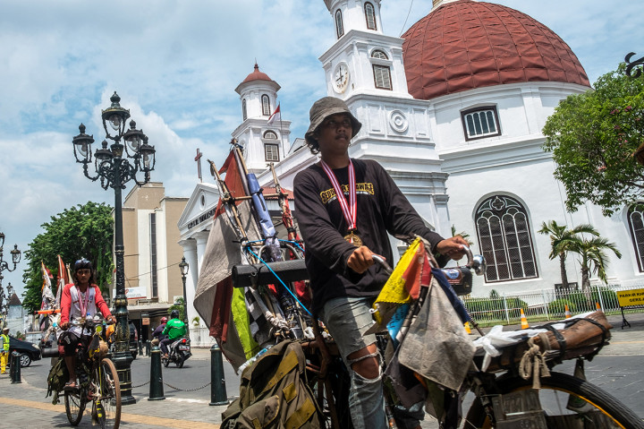 Leprid mencatat prestasi Nanang bersama Erwin tersebut pada nomor rekor ke-562 dan ke-563.