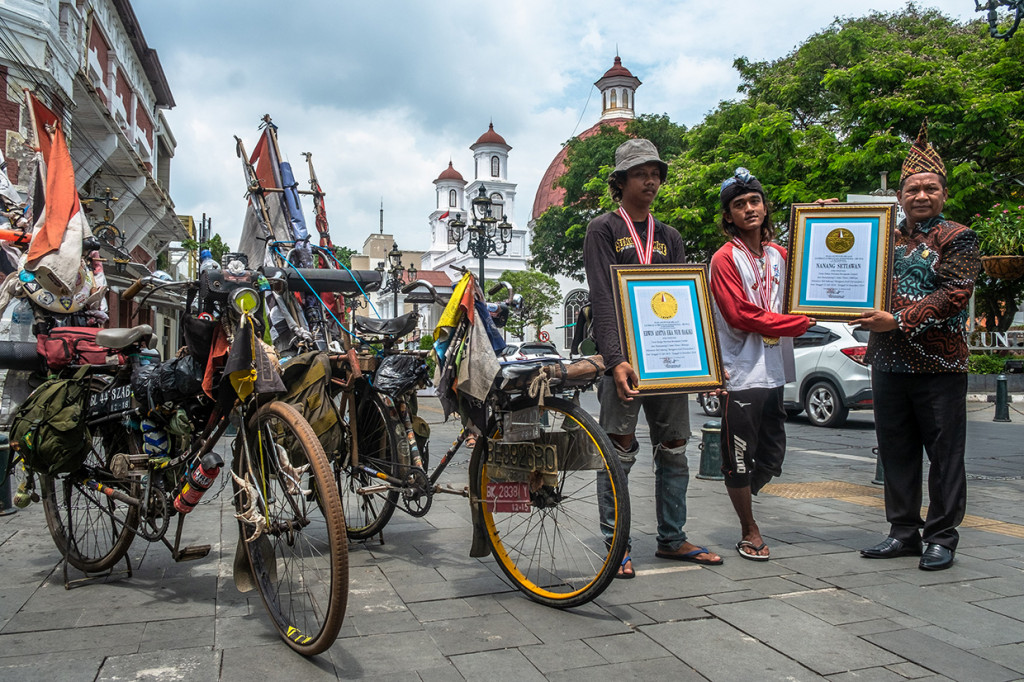 Nanang bersama Erwin mendapatkan penghargaan Leprid atas rekor pesepeda tuna daksa dan tuna rungu pertama di Indonesia yang bersepeda dari Banyuwangi, Jawa Timur menuju Kilometer Nol Sabang, Aceh dengan menempuh jarak 6.629 kilometer.