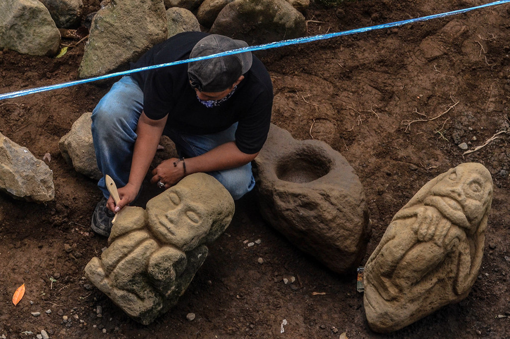 Sebanyak 22 patung berbentuk seperti manusia kerdil dan satu patung Ganesha atau gajah duduk ditemukan warga di kawasan destinasi wisata Batu Mahpar. Batu-batu tersebut diduga peninggalan sejarah.