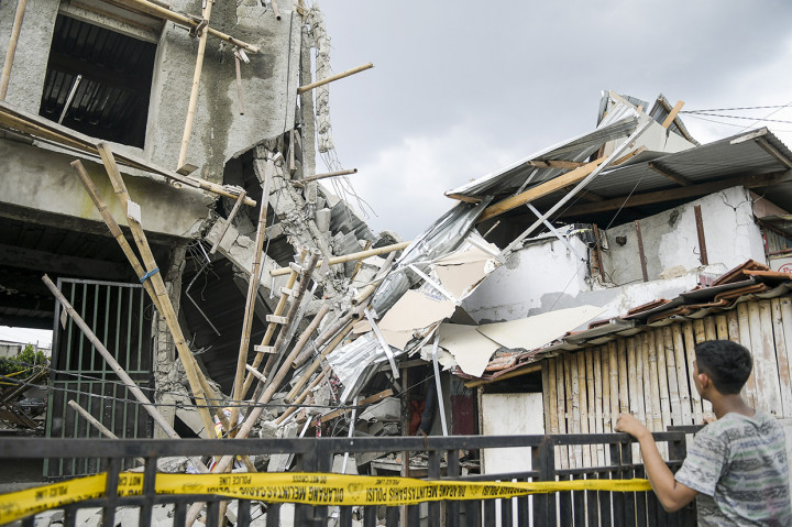 Gedung ruko berlantai tiga dalam proses pembangunan tersebut ambruk pada pukul 11.00 WIB.
