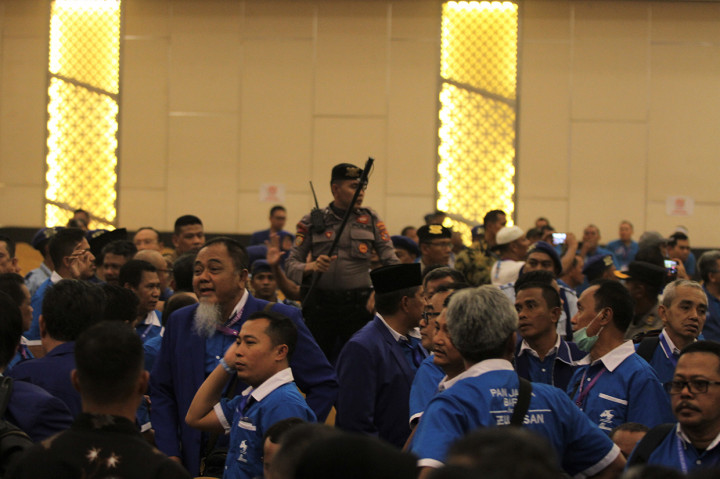 Aparat kepolisian Polda Sulawesi Tenggara berusaha menenangkan kericuhan antar dua kubu pendukung calon Ketua Umum PAN saat sidang pleno Kongres V PAN di Kendari, Sulawesi Tenggara.