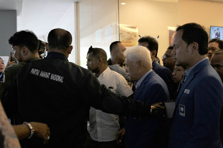 Mantan Ketua Umum PAN Hatta Rajasa dan Ketua Dewan Kehormatan PAN Amien Rais pun terlihat sempat meninggalkan ruang sidang utama saat insiden itu terjadi. Namun, Hatta terlihat kembali ke ruang rapat utama beberapa saat kemudian, sementara Amien tidak.