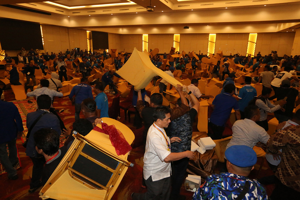 Kericuhan antar dua kubu pendukung calon Ketua Umum PAN saat sidang pleno Kongres V PAN di Kendari, Sulawesi Tenggara. 