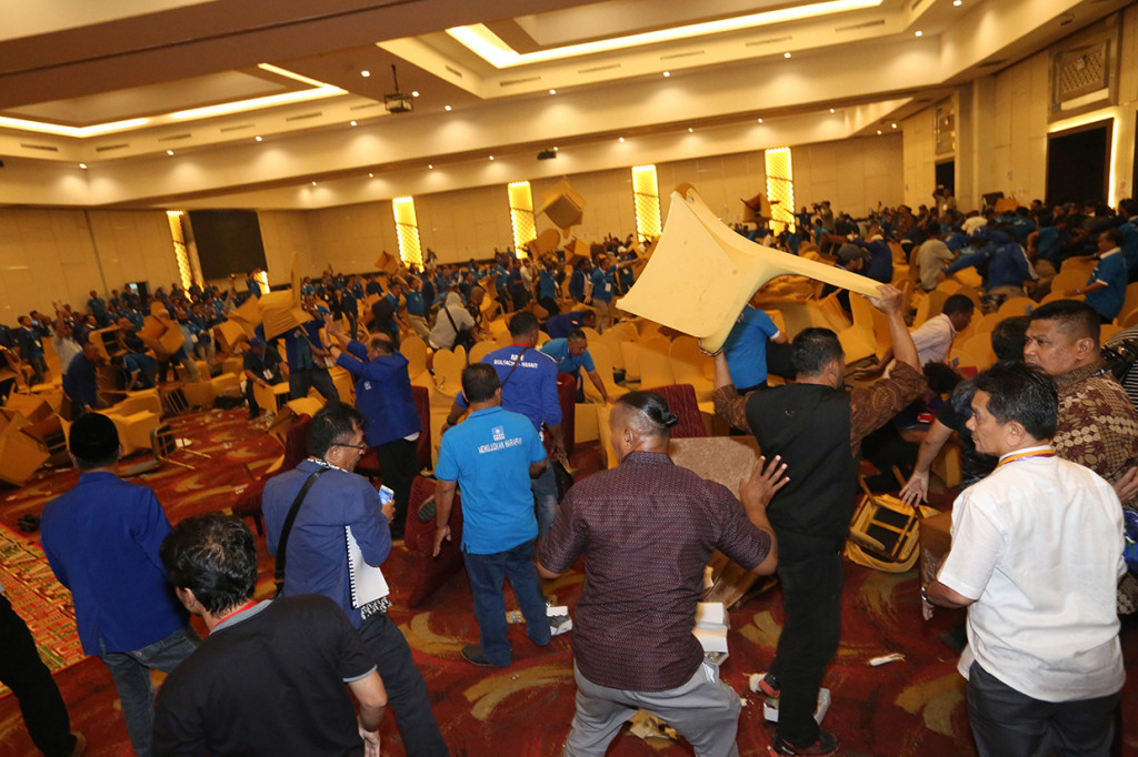 Sidang pleno dengan agenda Pembahasan Tata Tertib Kongres berujung kericuhan antar pendukung hingga keduanya saling melemparkan kursi. 