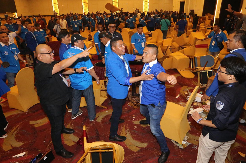 Kericuhan itu bahkan mengakibatkan sejumlah barang rusak dan beberapa peserta kongres terluka.